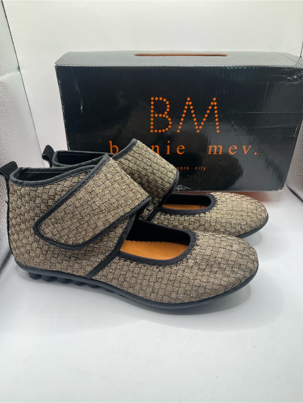 bernie mev. New Women's 38 or US 7.5 Woven Mary Jane Flats